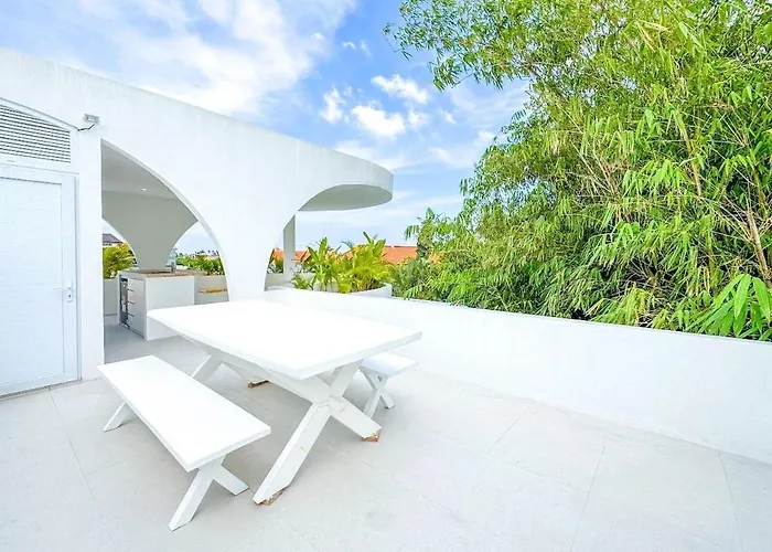 Tropical Chic W Rooftop & Pool In